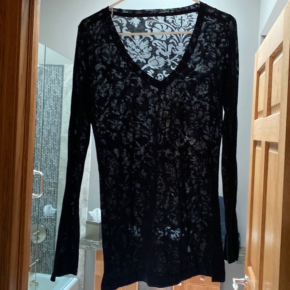 EXPRESS women’s black lace v neck long sleeve shirt in size large